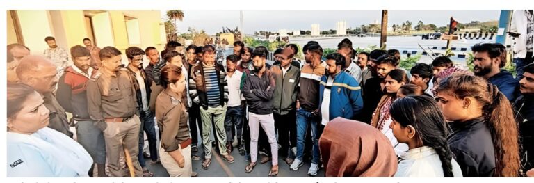 एक्स्प्रेस-वे पर विवाद : गालियां और धमकी देने से गुस्साए टोलकर्मियों के परिजन ने किया हंगामा