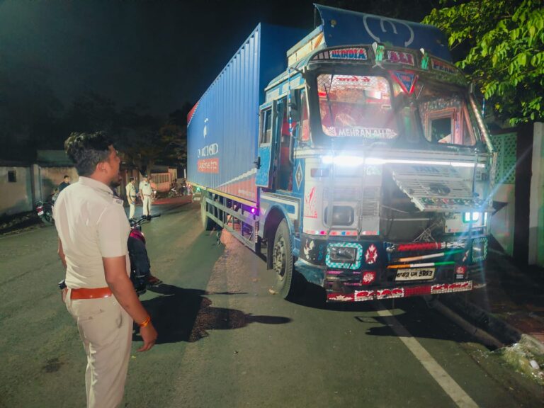 इच्छापुर हाईवे पर बस को टक्कर मार महू की और दौड़ा कंटेनर महू पुलिस ने पकड़ा