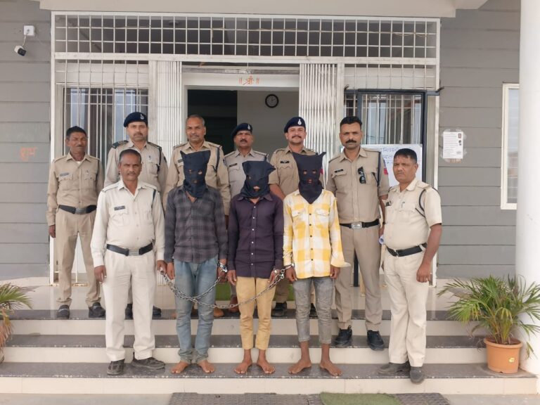 दिन दहाड़े लूट करने वाले तीन आरोपी गिरफ्तार