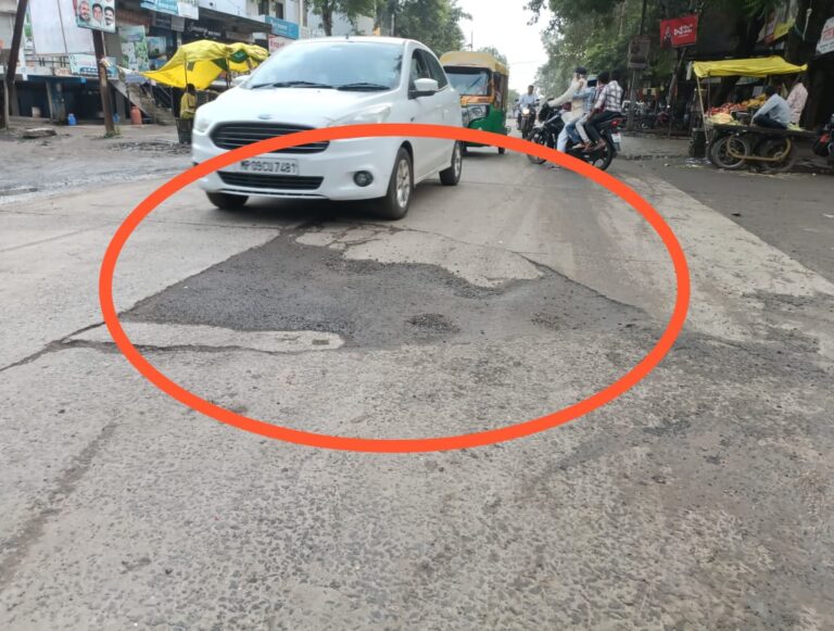 देपालपुर नगर परिषद की नाकामी ने किया बेहाल – सड़कें टूटी, गड्ढों में तब्दील मुख्य मार्ग, सीएमओ बैठे बयानबाजी में मशगूल