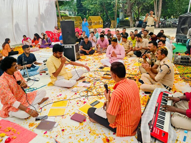 महू थाने में गूंजा भक्ति रस, सुंदरकांड पाठ में थिरके पुलिसकर्मी