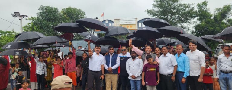रोटरी क्लब महू कैंट ने बेरछा में 130 छाते और रेनकोट वितरित किए