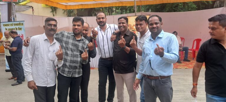 इंदौर प्रेस क्लब चुनाव 2025 : प्रेस क्लब भवन बना रणभूमि, गुटबाजी के बीच जबरदस्त वोटिंग इंदौर प्रेस क्लब चुनाव 2025 : प्रेस क्लब भवन बना रणभूमि, गुटबाजी के बीच जबरदस्त वोटिंग