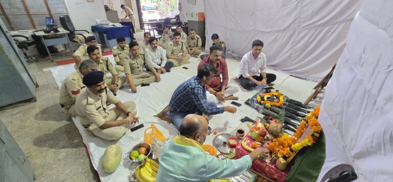दशहरा पर महू कोतवाली में हुआ शस्त्र पूजन, एडिशनल एसपी और थाना प्रभारी ने दी शुभकामनाएं