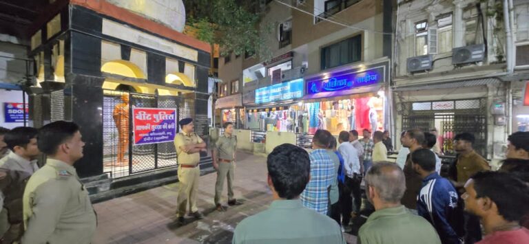 बीट पुलिस आपकी सुरक्षा की कड़ी कार्यक्रम के तहत महू में नुक्कड़ मीटिंग आयोजित