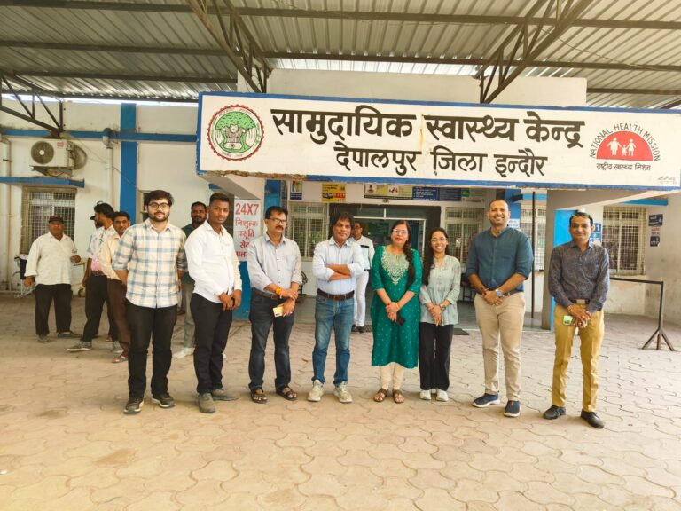 तहसीलदार ने किया अस्पतालों का औचक निरीक्षण, बाहर की सफाई पर जताई नाराजगी