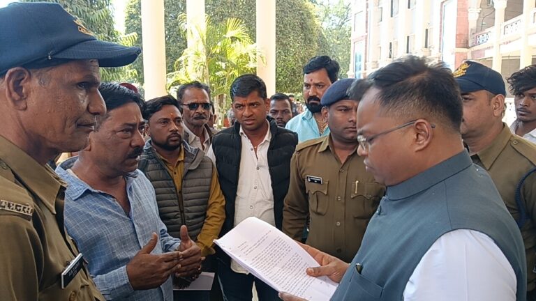 ग्राम बाल्दा फार्म में मंदिर की जमीन पर कब्जे की शिकायत लेकर ग्रामीण पहुंचे जनसुनवाई में