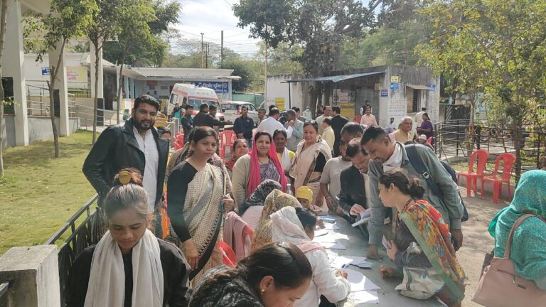 महू सिविल अस्पताल में निःशुल्क चिकित्सा शिविर, बड़ी जांचों पर मिला भारी डिस्काउंट