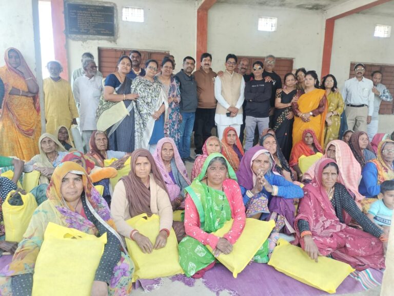 सामाजिक संस्थाओं द्वारा दूसरे चरण में ग्रामीण क्षेत्रों में 125 नए कंबलों का वितरण