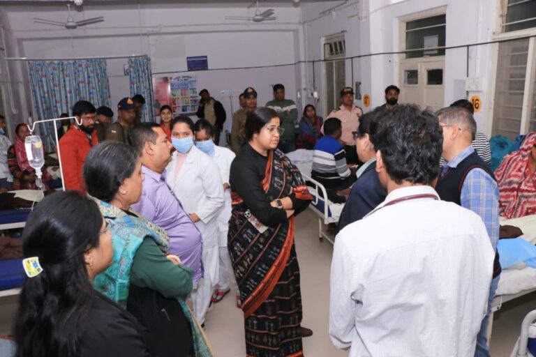 अस्पताल पहुंचीं कलेक्टर, घायल बच्चों का हाल जाना