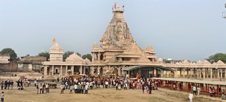 केशरीया लिबाज के साथ हाथो मे ध्वजा थामे सैलाना से होरी हनुमान तक विशाल पद यात्रा हुई रवाना