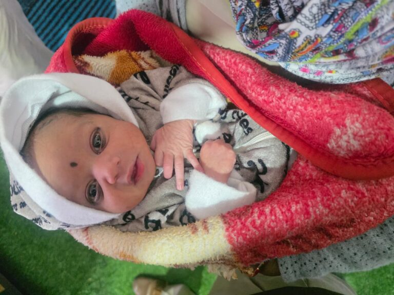 हनुमान मंदिर के पीछे कपड़े के झोले में मिली नवजात बच्ची, मानवता को झकझोर देने वाली घटना