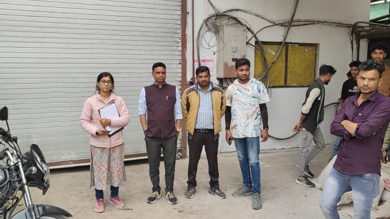 प्रदूषण के खतरे के बीच प्रशासन सख्त, दो कारखानों पर की गई कार्रवाई