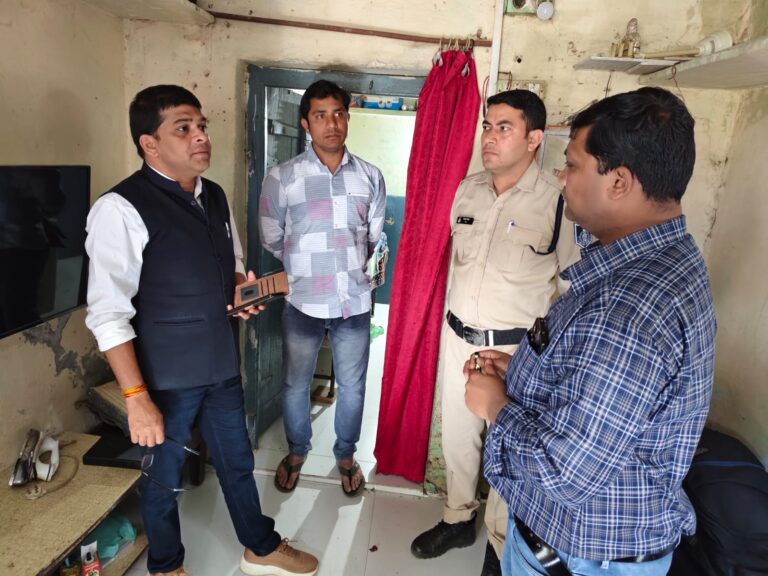 महू में अवैध क्लिनिक पर छापा, प्रतिबंधित दवाएं व उपकरण जब्त