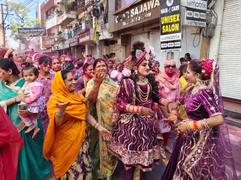 चंद्र ग्रहण के चलते धुलेंडी में एक दिन का अंतर, गोपाल मंदिर से निकली फाग यात्रा