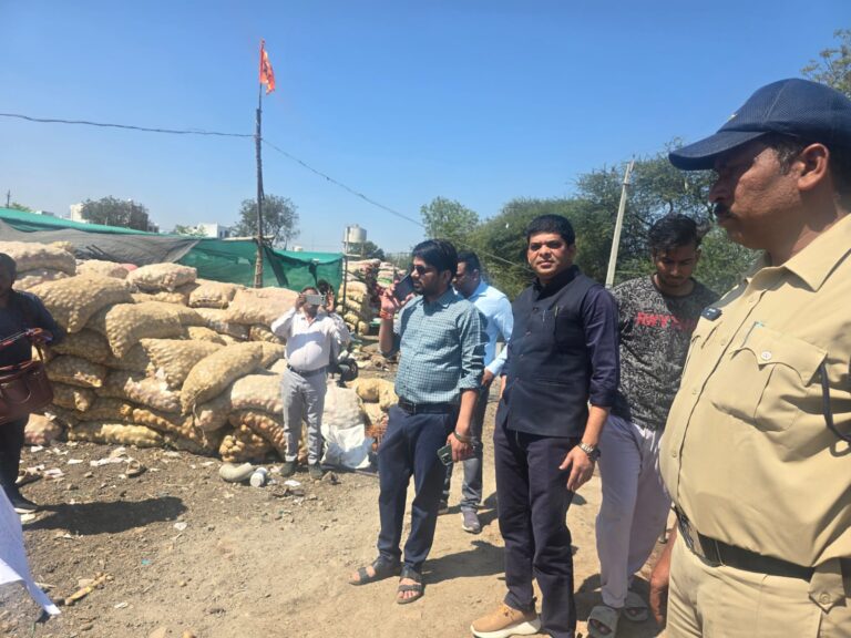 अवैध आलू चिप्स कारखानों पर प्रशासन की कार्रवाई