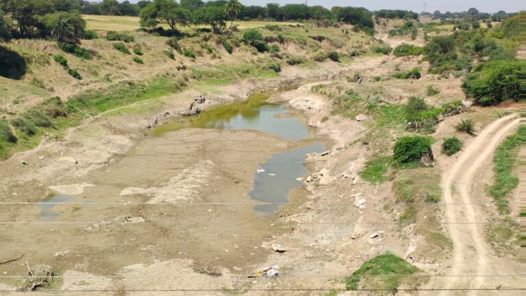 भीषण गर्मी का असर: उजालिया के पास गंभीर नदी सूखने की कगार पर, जलसंकट के संकेत