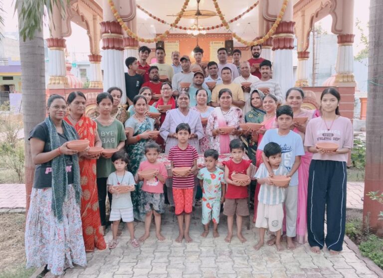 अमृत कंठ अभियान के तहत पक्षियों के लिए लगाए गए सकोरे