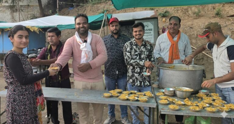पूर्णिमा पर खिचड़ी वितरण में उमड़ा श्रद्धा का सैलाब, गौरव दिवस से बढ़ी महेश्वर की रौनक