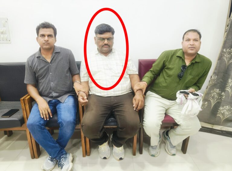 नामांतरण के एवज में 20 हजार रुपये की रिश्वत मांगने वाला पटवारी लोकायुक्त के हत्थे चढ़ा