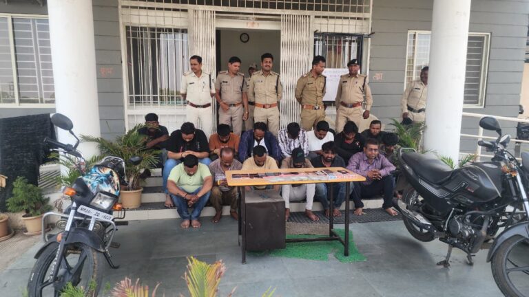 चोरल डेम के पास लाखों के जुए के फड़ पर किशनगंज और बड़गोंदा पुलिस का संयुक्त छापा15 जुआरी गिरफ्तार, 28.80 लाख रुपये का मश्रुका जब्त