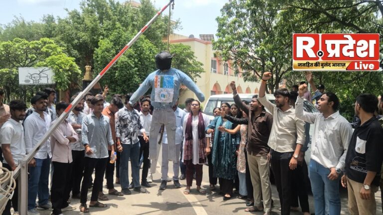 भोपाल दुष्कर्म मामले को लेकर एबीवीपी का प्रदर्शन, एनएसयूआई का फूंका पुतला