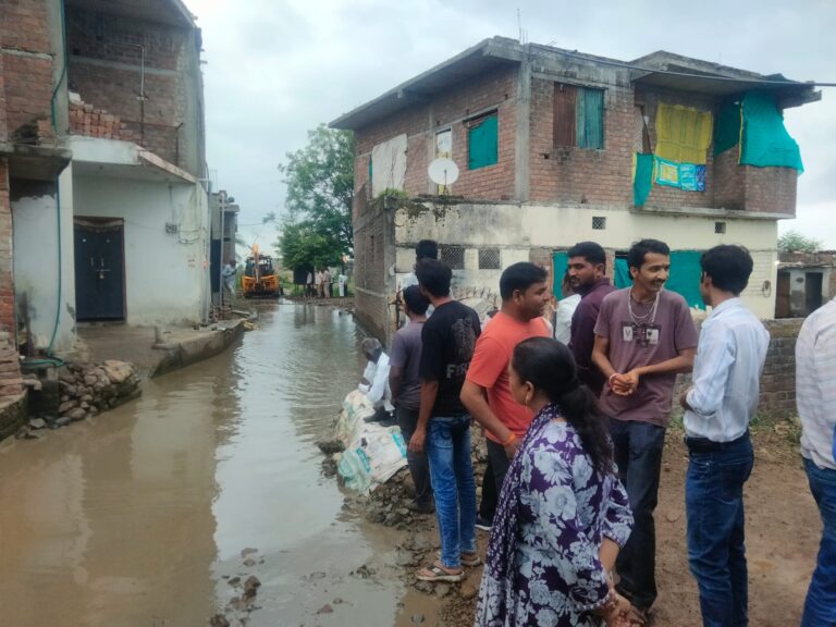 वर्षों पुरानी जलभराव समस्या का हुआ समाधान, प्रशासन ने हटाया अतिक्रमण